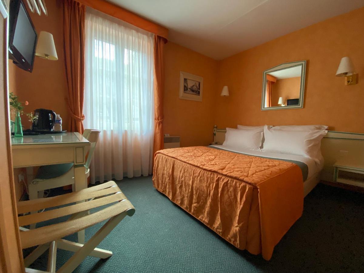 Hotel De La Tour Pont-de-l'Arche ภายนอก รูปภาพ