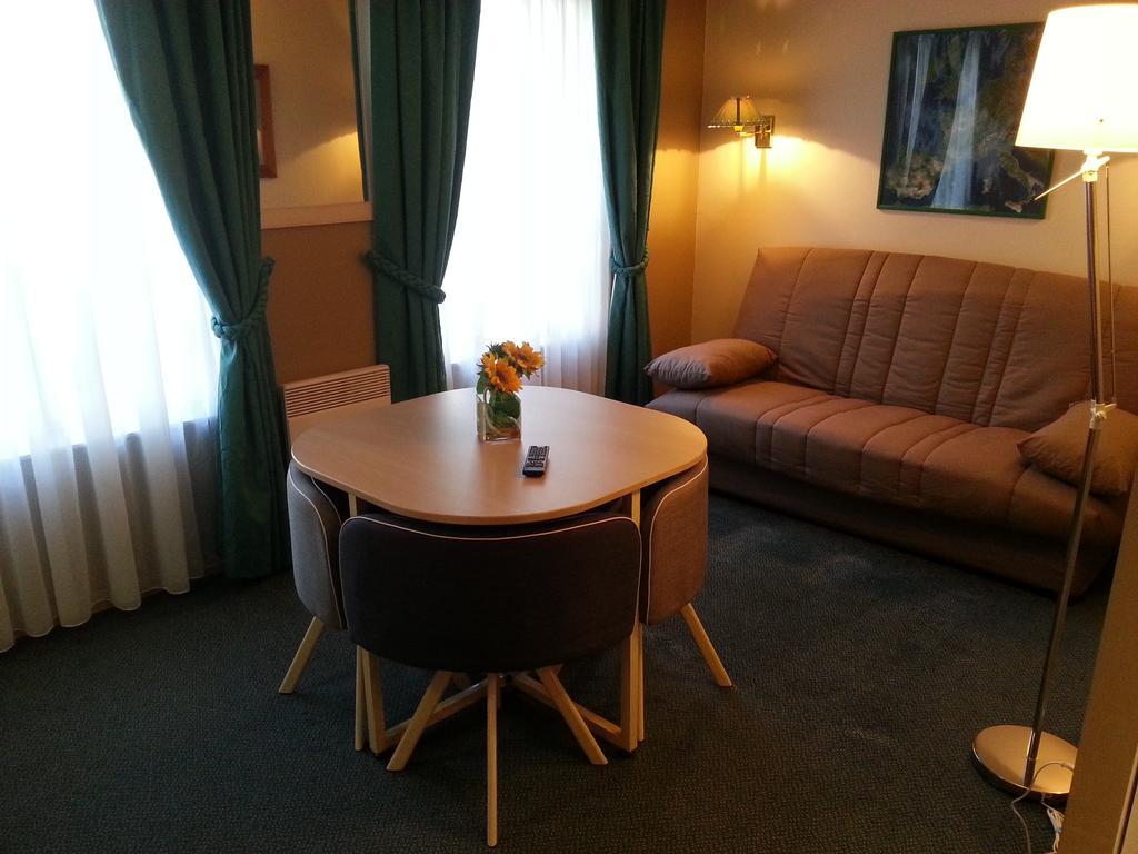 Hotel De La Tour Pont-de-l'Arche ภายนอก รูปภาพ