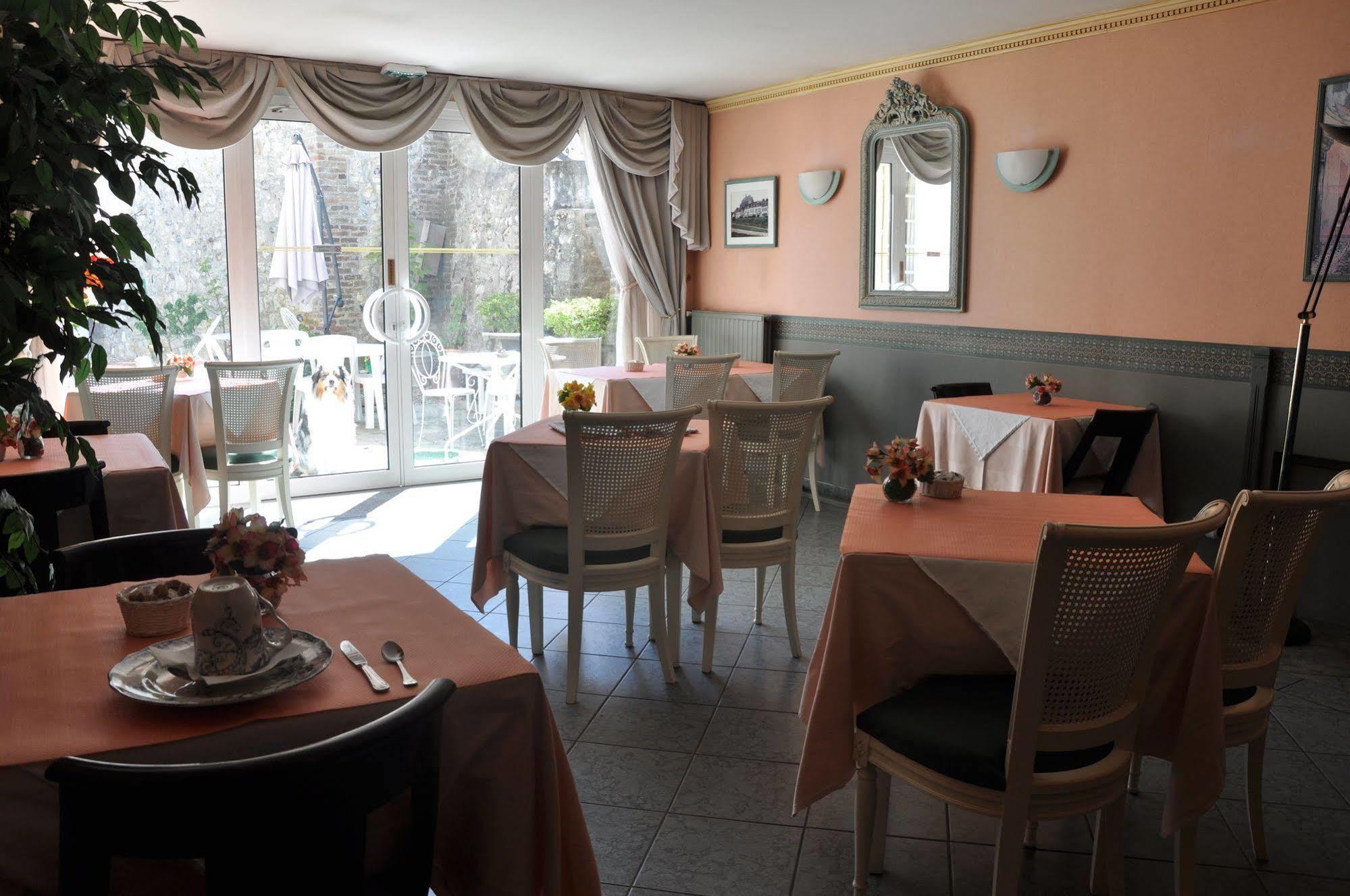 Hotel De La Tour Pont-de-l'Arche ภายนอก รูปภาพ